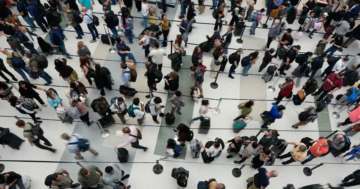 Man in Texas is accused of using a fake boarding pass to get on a United flight to Los Angeles