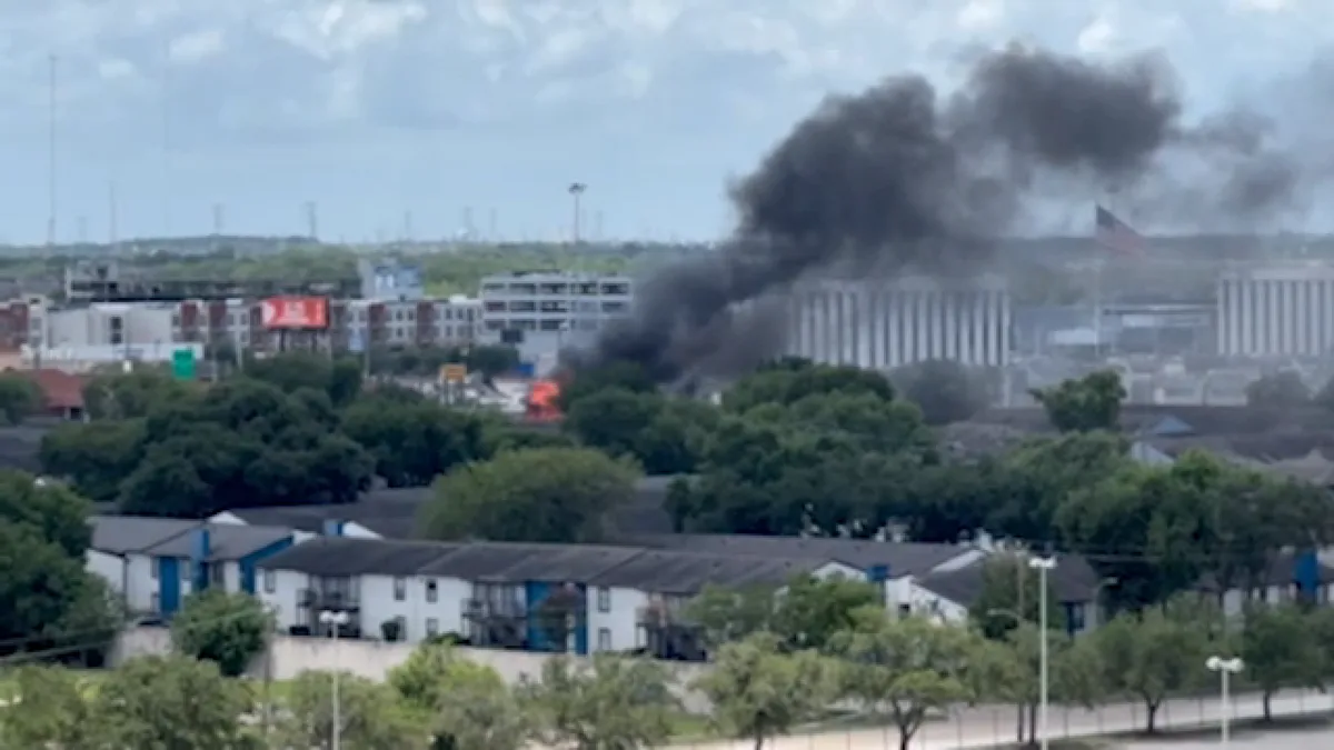 Firefighters respond to apartment fire near South Loop, Houston Fire Department says