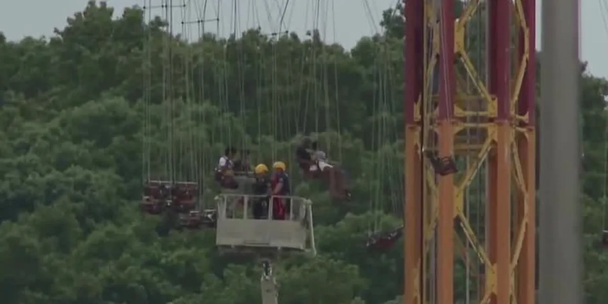 Riders stuck 120 feet in the air for 3 hours on Sky Screamer swing at Six Flags