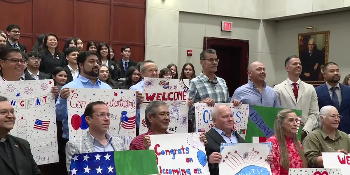 10 people become U.S. citizens in Laredo naturalization ceremony