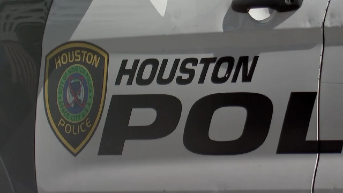 Suspect barricaded inside Kingwood apartment after allegedly strangling his partner, Houston Police Department says
