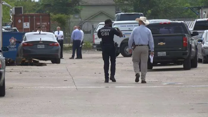 Dos hombres hallados muertos dentro de una minivn en un taller de carrocera en Aldine, dice HCSO