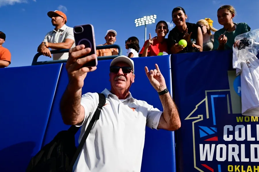 Texas softball coaching staff named the best in the country by NFCA